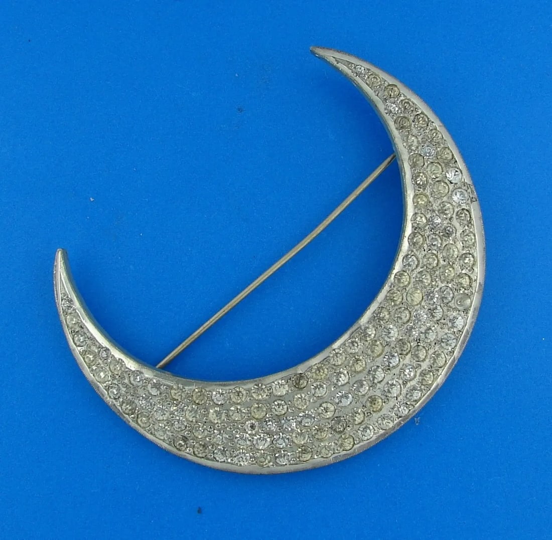 COSTUME PASTE METAL CRESCENT PIN BROOCH CLIP 1960S VINTAGE (1 of 2)