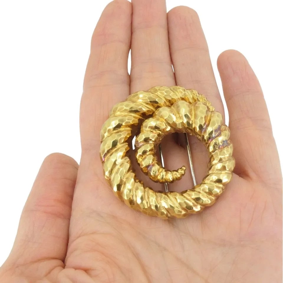 DAVID WEBB BROOCH 18K GOLD SPIRAL DESIGN HAMMERED GOLD: DAVID WEBB BROOCH 18K GOLD SPIRAL DESIGN HAMMERED GOLD NS TTOO David Webb Brooch 18k Gold Spiral Design Hammered Gold This vintage 18k gold brooch by David Webb showcases the bold, sculptural style th