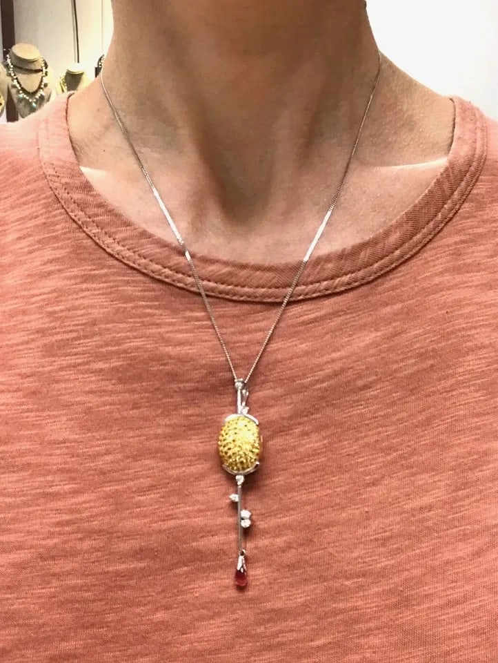 VINTAGE PLATINUM GOLD GEMSTONES GOLF CLUB NECKLACE: VINTAGE PLATINUM GOLD GEMSTONES GOLF CLUB NECKLACE Vintage Platinum Gold Gemstones Golf Club Necklace Beautiful stylized Golf Club pendant made of platinum and yellow gold featuring yellow sapphires, 