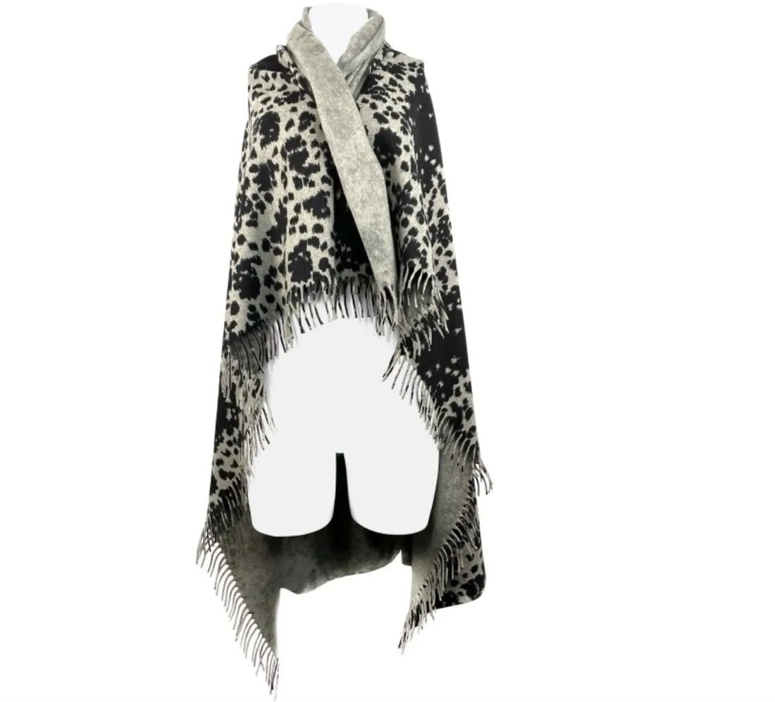 GIANNI VERSACE GREY AND BLACK LEOPARD ANIMAL PRINT COVER UP THROW BLANKET: GIANNI VERSACE GREY AND BLACK LEOPARD ANIMAL PRINT COVER UP THROW BLANKET GIANNI VERSACE GREY AND BLACK LEOPARD ANIMAL PRINT COVER UP THROW BLANKET 100% cashmere Featuring animal print pattern with fr