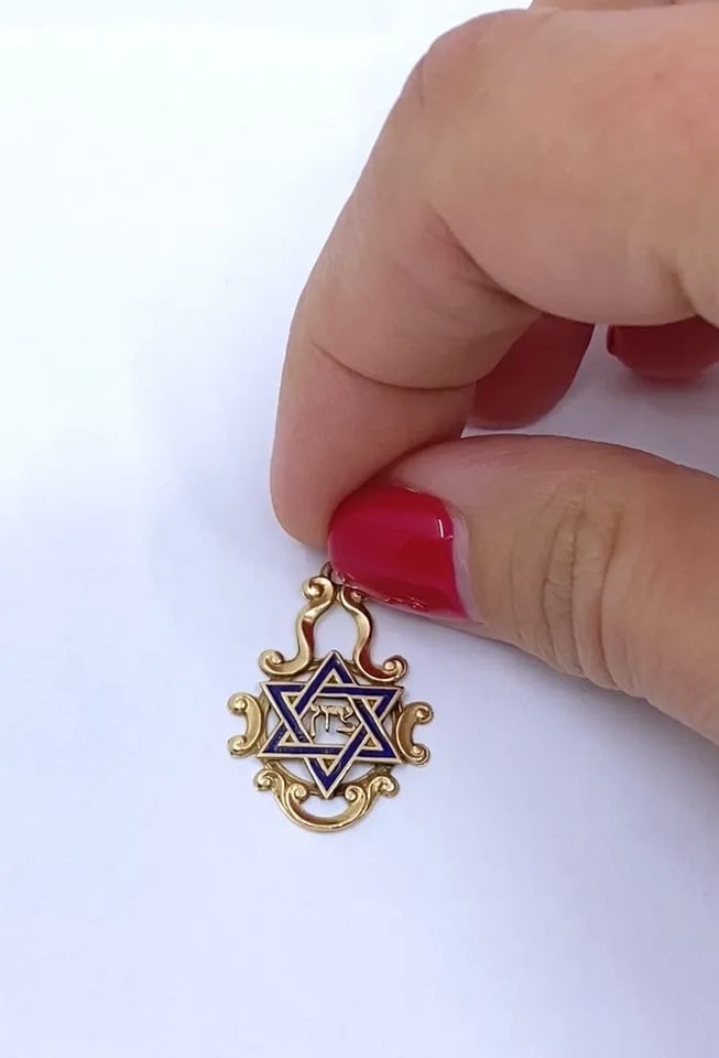 VINTAGE 14K GOLD BLUE ENAMEL STAR OF DAVID CHAI PENDANT: Vintage 14k Gold Blue Enamel Star of David Chai Pendant ES ATO Product details: CIRCA: Mid-20th Century MATERIALS: 14k Gold, Enamel WEIGHT: 1.6 Grams MEASUREMENTS: 11/16" x 1" HALLMARKS: 14K ITEM DETA