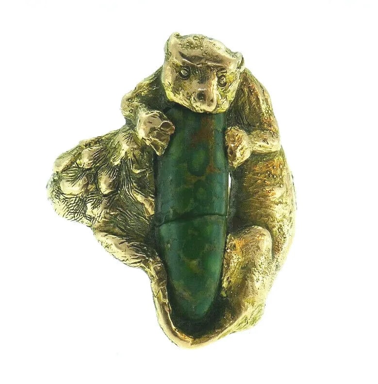 VICTORIAN 14K YELLOW GOLD ARIZONA TURQUOISE PANTHERE RING: VICTORIAN 14K YELLOW GOLD ARIZONA TURQUOISE PANTHERE RING NS TT0 Unusual and cute Victorian ring -- a panther holding an Arizona turquoise stone Stamped with a hallmark for 14k gold Measurements: 7/8"