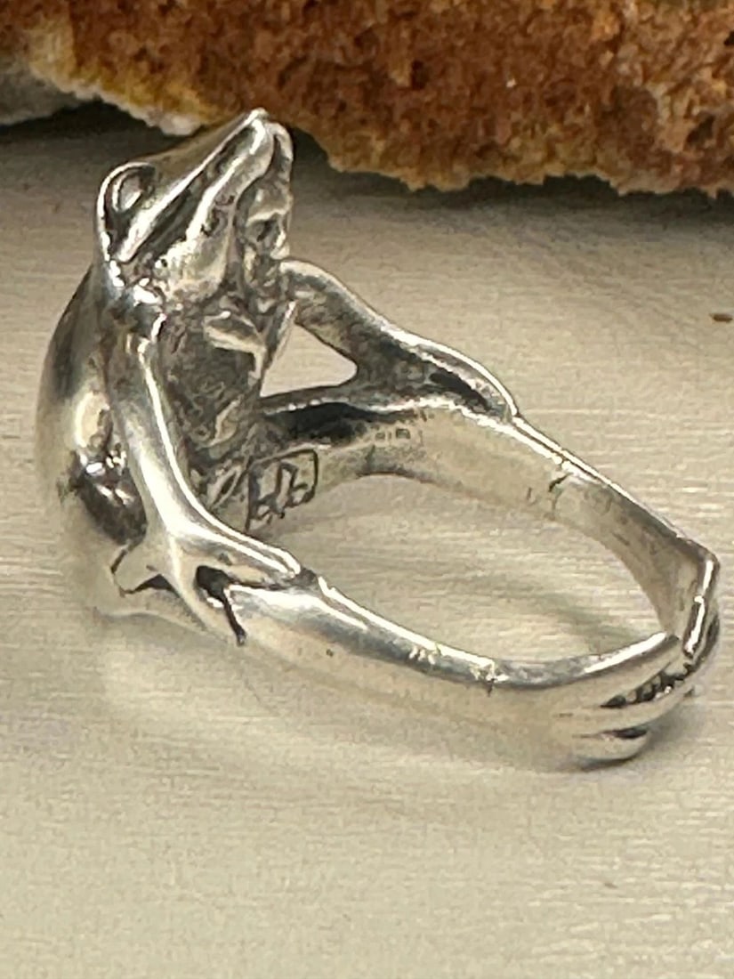 FROG PRINCE RING SIZE 5 JAMES YESBERGER STERLING SILVER BAND WOMEN: FROG PRINCE RING SIZE 5 JAMES YESBERGER STERLING SILVER BAND WOMEN Frog Prince ring size 5 James Yesberger Valentine sterling silver band women Size 4.75 Between a size 4.75 and a size 5 Weight 10.6g 