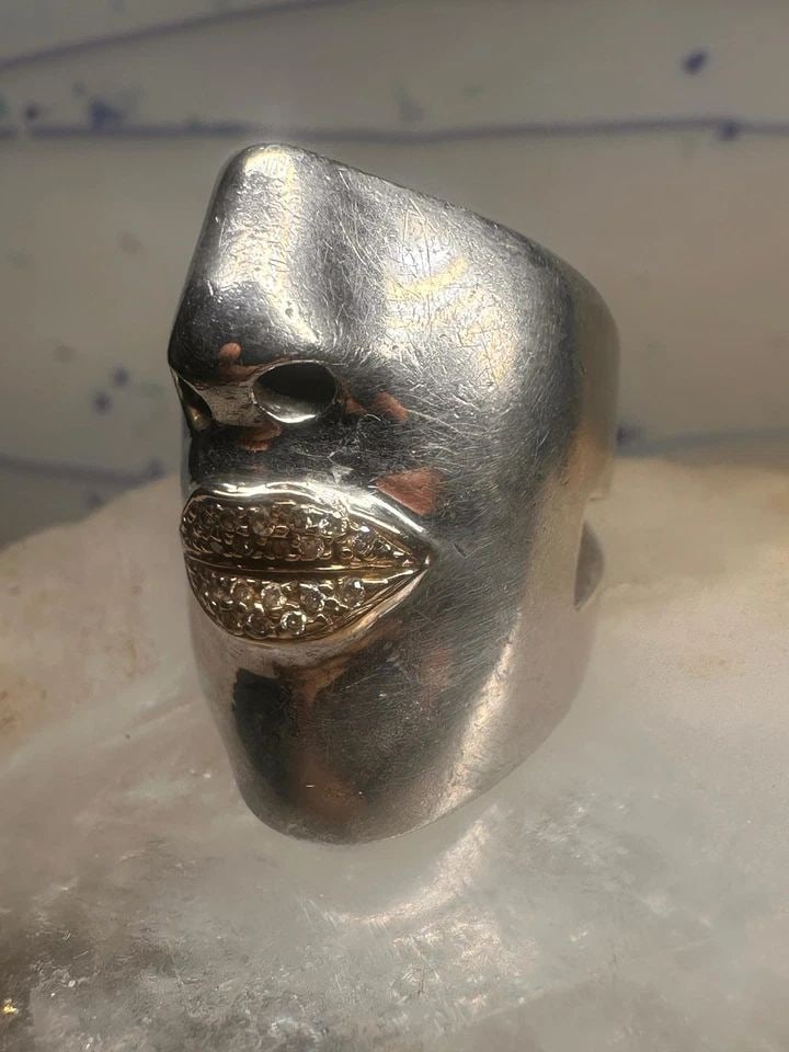 SONIA BITTON RING SIZE 4.75 FACE CIGAR BAND W DIAMOND LIPS PINKY STERLING SILVER: SONIA BITTON RING SIZE 4.75 FACE CIGAR BAND W DIAMOND LIPS PINKY STERLING SILVER Sonia Bitton ring size 4.75 face cigar band w diamond lips pinky sterling silver women Size 4.75 Weight 16.3g Length 1"
