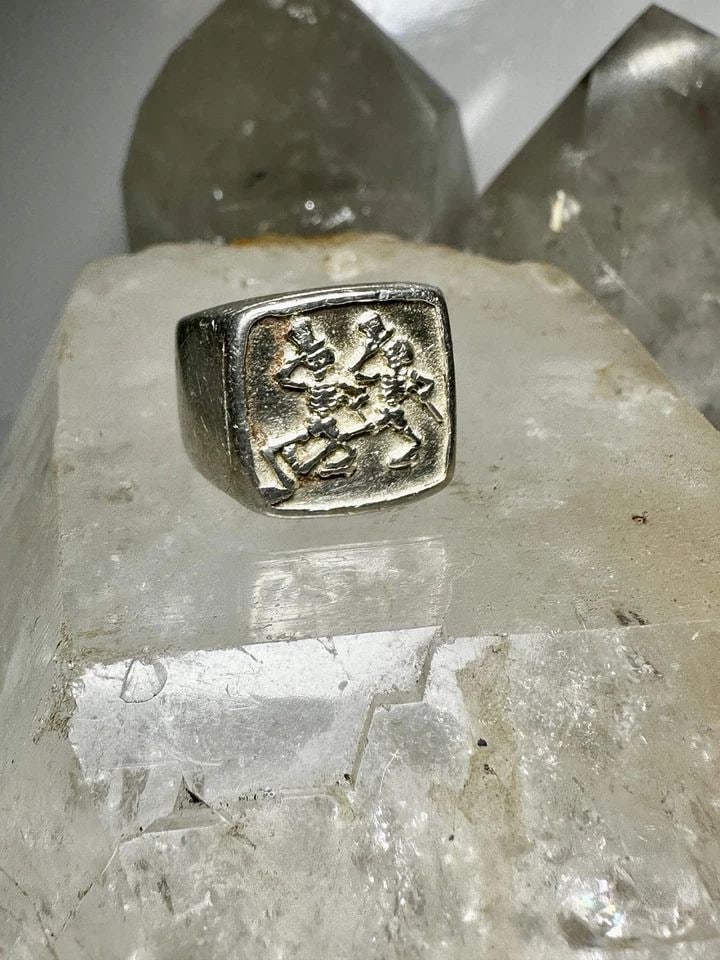 DANCING SKELETONS RING TOP HAT BAND SIZE 6 STERLING SILVER MEN WOMEN: DANCING SKELETONS RING TOP HAT BAND SIZE 6 STERLING SILVER MEN WOMEN Dancing Skeletons ring top hat band Size 6 Sterling Silver men women Size 6 Between a size 6 and a size 6.25 Weight 15.8g Length. 5