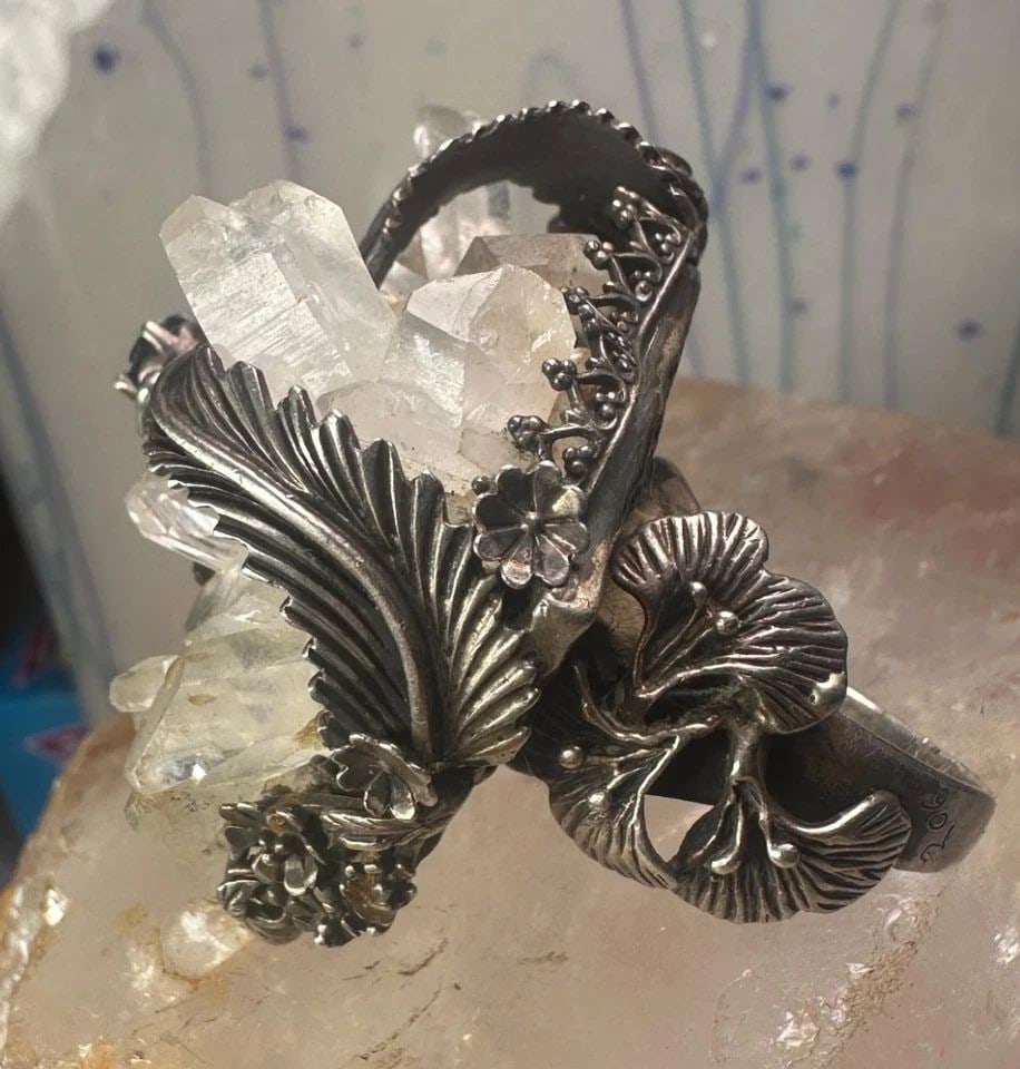 QUARTZ CRYSTAL RING SOUTHWEST HUGE SQUASH BLOSSOM LEAVES SIZE 10 STERLING SILVER: QUARTZ CRYSTAL RING SOUTHWEST HUGE SQUASH BLOSSOM LEAVES SIZE 10 STERLING SILVER Quartz Crystal ring southwest huge squash blossom leaves band Size 10 sterling silver women Size 10 Weight. 55.3g Lengt