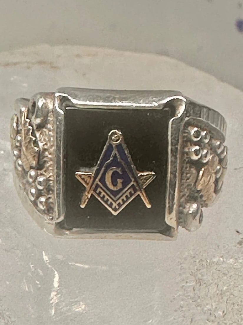 MASONIC RING SIZE 8.5 BLACK HILLS GOLD BAND 12K STERLING SILVER MEN COLEMAN: MASONIC RING SIZE 8.5 BLACK HILLS GOLD BAND 12K STERLING SILVER MEN COLEMAN Masonic ring size 8.5 Black Hills Gold band sterling silver men Coleman co CCC 12 K over sterling on the leaves Size 8.50 We