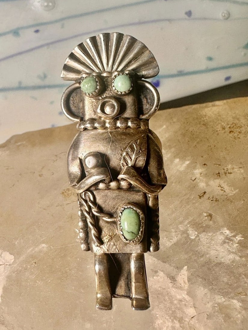 KACHINA RING NAVAJO TURQUOISE SIZE 5.25 STERLING SILVER WOMEN GIRLS: KACHINA RING NAVAJO TURQUOISE SIZE 5.25 STERLING SILVER WOMEN GIRLS Kachina ring Navajo turquoise size 5.25 Sterling Silver women girls Size is 5.25 Weight 10.6g Length 1. 7/8" Width 3/4" Thinnest par