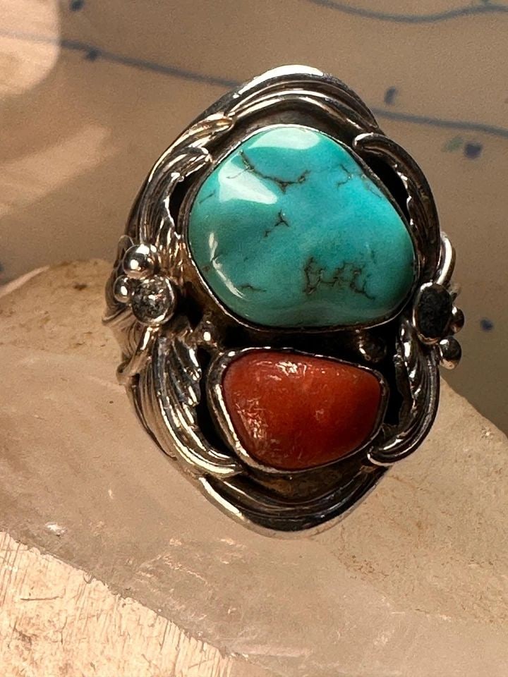 NAVAJO RING TURQUOISE CORAL SIZE 10 STERLING SILVER WOMEN MEN: NAVAJO RING TURQUOISE CORAL SIZE 10 STERLING SILVER WOMEN MEN Navajo ring turquoise coral size 10 sterling silver women men May have been resized .. structurally sound Size 10 Weight. 17.9g Length. 1 