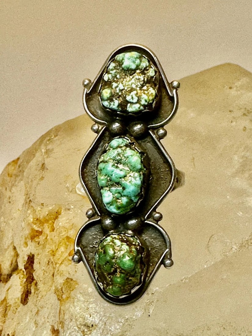 LONG TURQUOISE RING ROUGH CUT POLISHED SIZE 9.25 NAVAJO STERLING SILVER WOMEN: LONG TURQUOISE RING ROUGH CUT POLISHED SIZE 9.25 NAVAJO STERLING SILVER WOMEN Long Turquoise ring Rough Cut polished size 9.25 Navajo sterling silver women Size 9.25 Weight 13.2g Length 2" Width 3/4" 