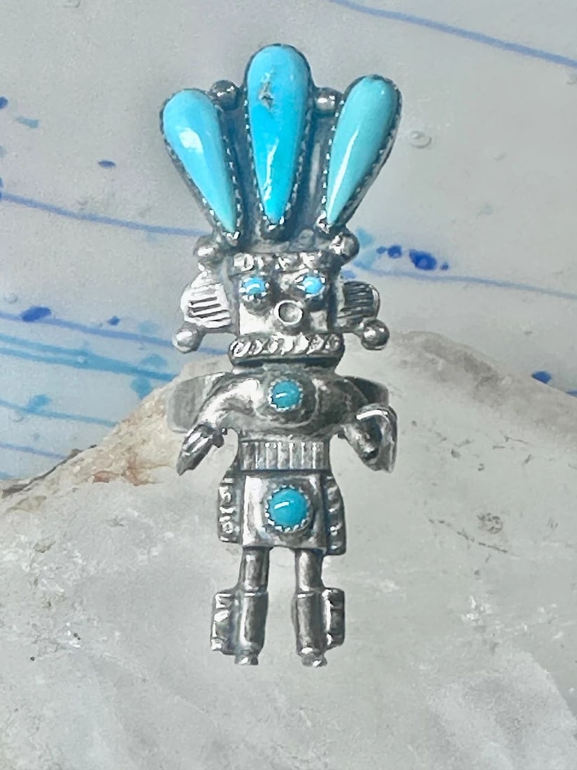 KACHINA RING TURQUOISE SIGNED SIZE 6 STERLING SILVER WOMEN SIGNED AH: KACHINA RING TURQUOISE SIGNED SIZE 6 STERLING SILVER WOMEN SIGNED AH Kachina ring turquoise signed size 6 sterling silver women signed AH Size 6 Weight 9.7g Length 1 7/8" Width 3/4" Band in Back 1/8"