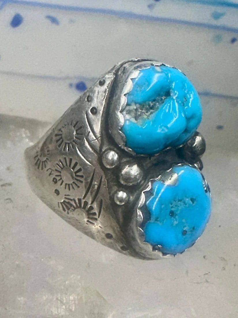 NAVAJO RING TURQUOISE SIZE 11.50 STERLING SILVER SUN STAMPINGS WOMEN MEN: NAVAJO RING TURQUOISE SIZE 11.50 STERLING SILVER SUN STAMPINGS WOMEN MEN Navajo ring Turquoise size 11.50 sterling silver sun atampings women men Size 11.50 Weight 21.2g Length 1 1/8" Width 1/2" Thinn