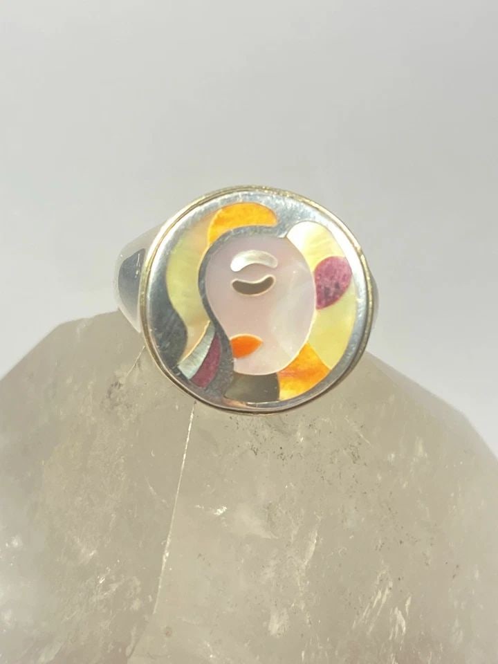 ERIC GROSSBARDT RING STERLING SILVER & 18K YELLOW GOLD FACE: ERIC GROSSBARDT RING STERLING SILVER & 18K YELLOW GOLD FACE Eric Grossbardt ring sterling silver & 18K Yellow Gold mother of pearl face Size 9 Between a size 8.75 and a size 9 Weight 14.1g Width and l