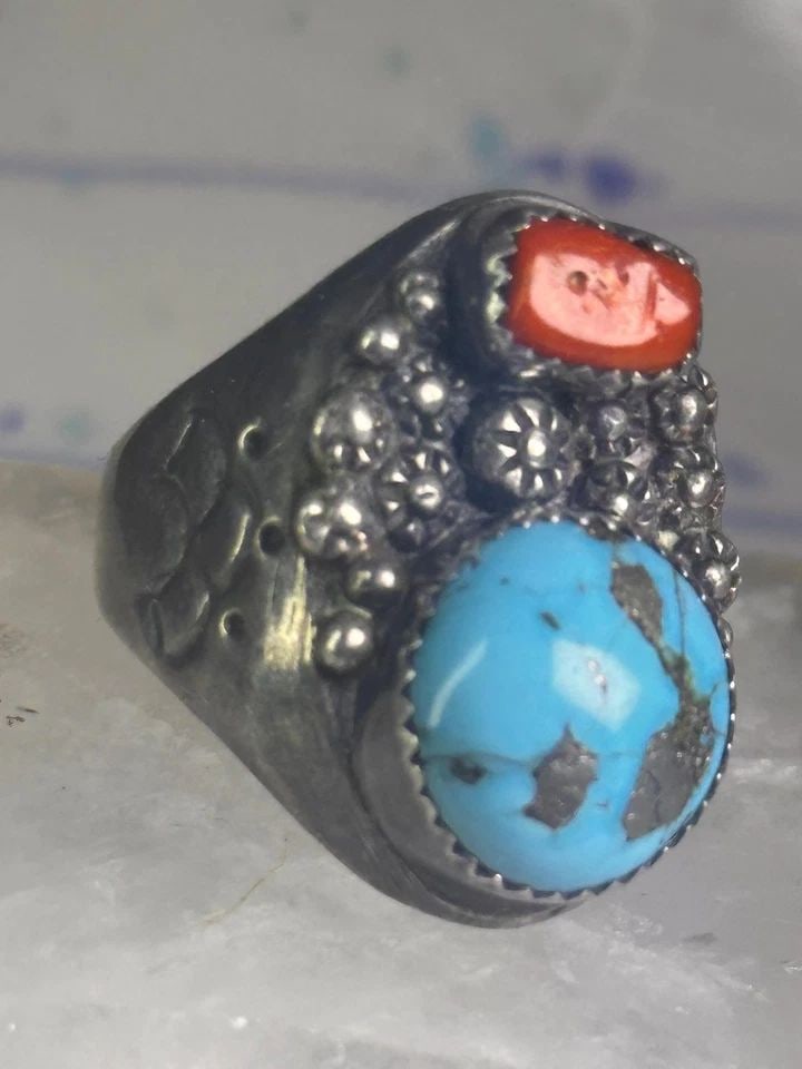 VINTAGE NAVAJO TURQUOISE CORAL SIZE 11 STERLING SILVER WOMEN MEN: VINTAGE NAVAJO TURQUOISE CORAL SIZE 11 STERLING SILVER WOMEN MEN Vintage Navajo Turquoise Coral size 11 sterling silver women men Size 11 Weight 21.4g Length 1" Width 1/2" Thinnest part of the band 3/