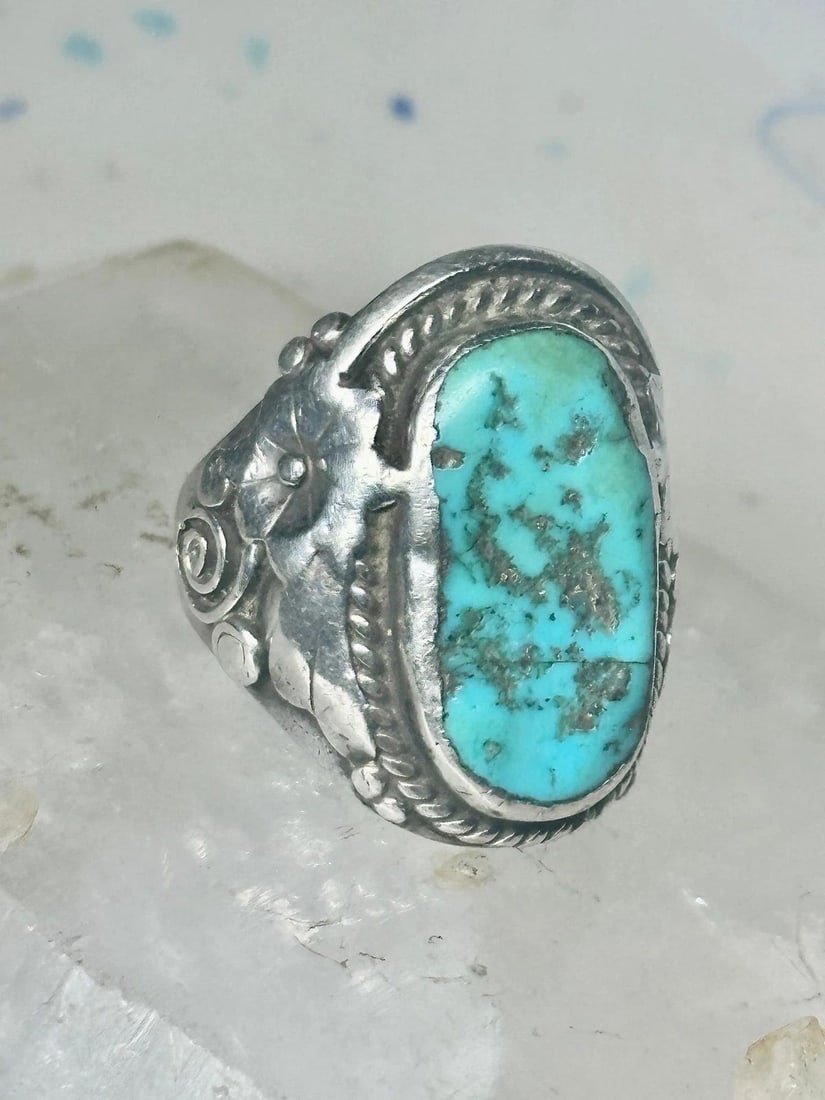 NAVAJO RING TURQUOISE SIZE 8.25 FLORAL STERLING SILVER WOMEN MEN: NAVAJO RING TURQUOISE SIZE 8.25 FLORAL STERLING SILVER WOMEN MEN Navajo Ring turquoise size 8.25 floral sterling silver women men Stone had natural flaws is solid in setting Size 8.25 Weight 21.6g Len