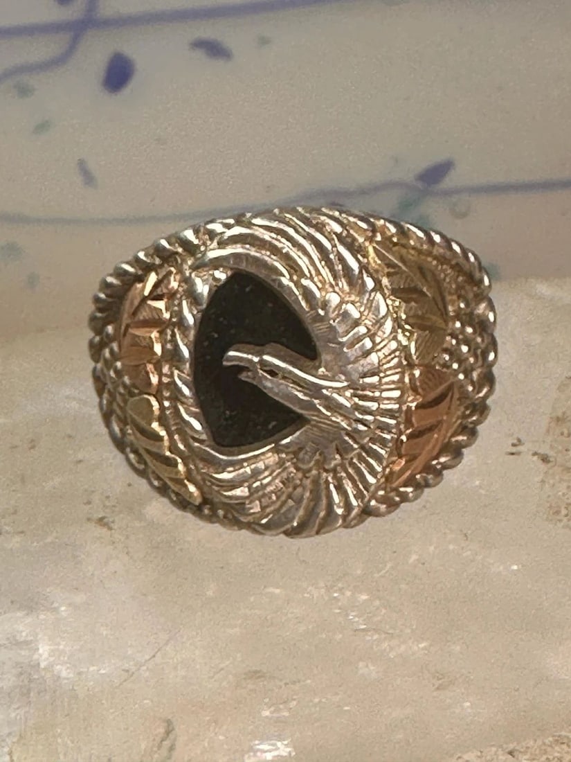 EAGLE RING BLACK HILLS GOLD SIZE 10 ONYX STERLING SILVER WOMEN MEN: EAGLE RING BLACK HILLS GOLD SIZE 10 ONYX STERLING SILVER WOMEN MEN Eagle ring Black Hills Gold size 10 Onyx sterling silver women men Size 10 Weight. 11.6g Length. 3/4" Width 5/8" Thinnest part of ban
