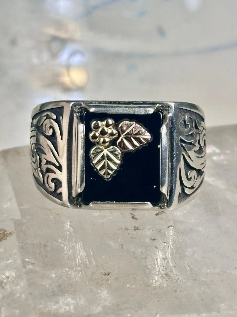 BLACK HILLS GOLD RING LEAVES ONYX BAND SIZE 11 STERLING SILVER MEN: BLACK HILLS GOLD RING LEAVES ONYX BAND SIZE 11 STERLING SILVER MEN Black Hills Gold ring Leaves Onyx band size 11 sterling silver men Size 11 Weight. 15.5g Length. 5/8" Width. 5/8" Thinnest part of ba