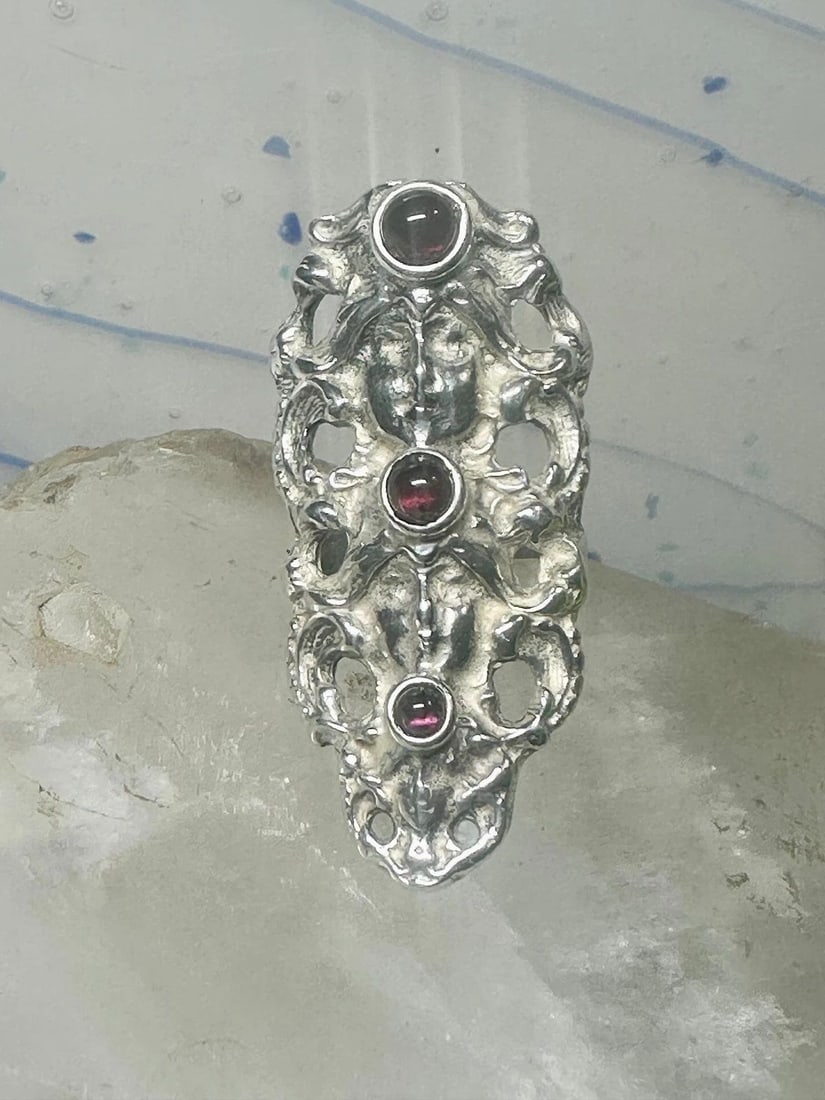 FACE RING LONG FIGURATIVE ART DECO INFLUENCES GARNETS SIZE 5.75 STERLING SILVER: FACE RING LONG FIGURATIVE ART DECO INFLUENCES GARNETS SIZE 5.75 STERLING SILVER Face ring long figurative Art Deco influences garnets size 5.75 sterling silver women Size 5.75 Weight 16.8g Length 1 3/