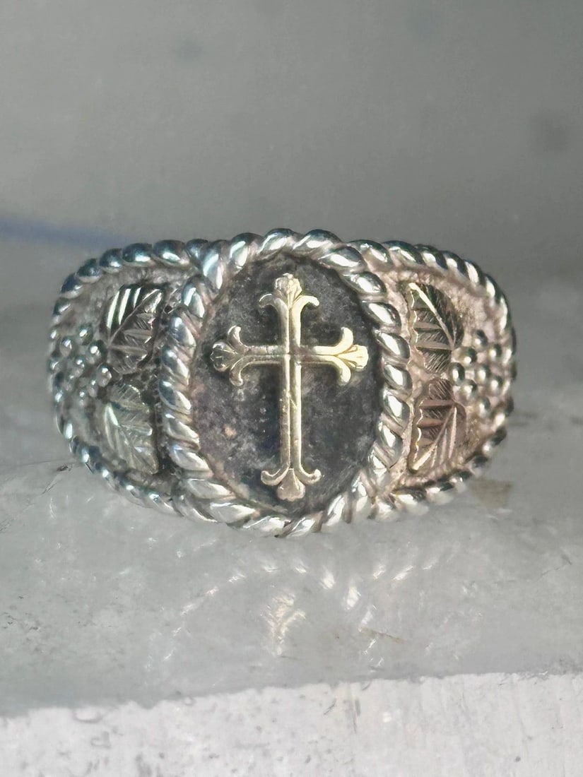BLACK HILLS GOLD RING RELIGIOUS CROSS SIZE 10.75 VINTAGE STERLING SILVER MEN WOM: BLACK HILLS GOLD RING RELIGIOUS CROSS SIZE 10.75 VINTAGE STERLING SILVER MEN WOM Black Hills Gold ring religious Cross Size 10.75 Vintage sterling silver men women Size 10.75 Between a size 10.75 and 