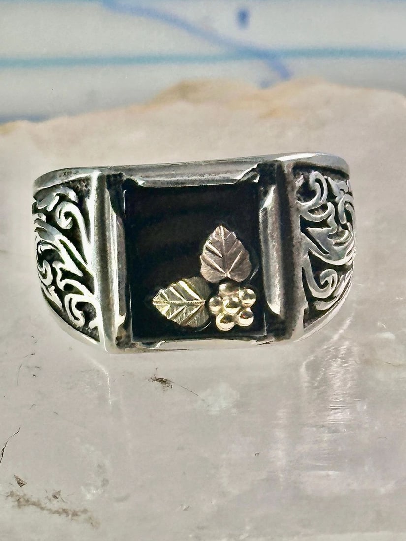BLACK HILLS GOLD RING LEAVES ONYX SIZE 12 STERLING SILVER MEN WOMEN: BLACK HILLS GOLD RING LEAVES ONYX SIZE 12 STERLING SILVER MEN WOMEN Black Hills Gold ring leaves onyx size 12 sterling silver men women Detailed with 12K gold over sterling on the leaves Size 12 Weigh