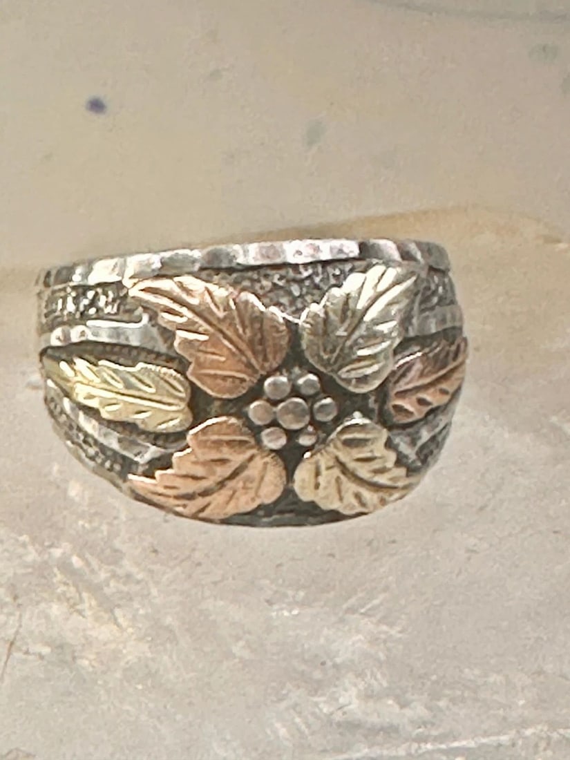 BLACK HILLS GOLD RING LEAVES BAND SIZE 8.75 FLORAL STERLING SILVER WOMEN MEN: BLACK HILLS GOLD RING LEAVES BAND SIZE 8.75 FLORAL STERLING SILVER WOMEN MEN Black Hills Gold ring leaves band size 8.75 floral sterling silver women men Size 8.75 Between a size 8.75 and a size 9 Wei