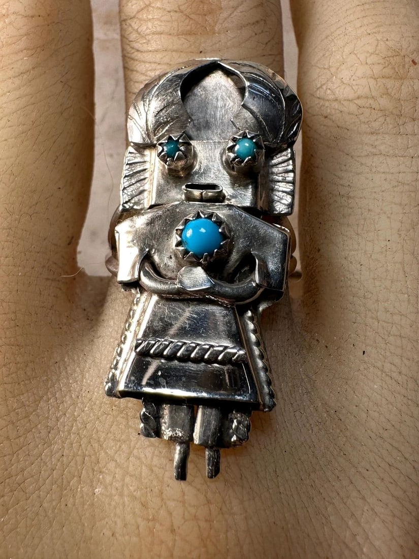 KACHINA RING NAVAJO SIZE 6.25 TURQUOISE STERLING SILVER WOMEN: KACHINA RING NAVAJO SIZE 6.25 TURQUOISE STERLING SILVER WOMEN Kachina ring Navajo size 6.25 turquoise sterling silver women Size 6.25 Weight 4.5g Length. 1. 1/2" Width 5/8" Thinnest part of band 1/8"