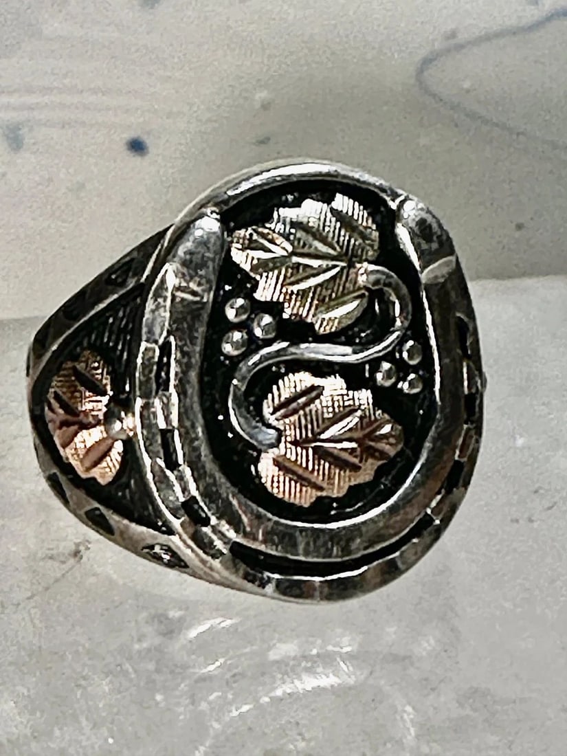 HORSESHOE RING BLACK HILLS GOLD BAND SIZE 7.75 GOOD LUCK LEAVES STERLING SILVER: HORSESHOE RING BLACK HILLS GOLD BAND SIZE 7.75 GOOD LUCK LEAVES STERLING SILVER Horseshoe ring Black Hills Gold band size 7.75 Good Luck leaves sterling silver band women men Size 7.75 Between a size 