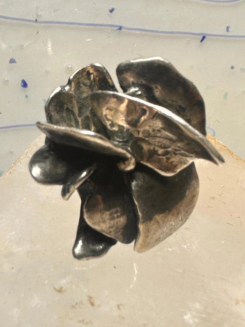 VINTAGE ROSE FLOWER RING BRUTALIST BAND SIZE 6.75 BY RIILLA STERLING SILVER WOME: VINTAGE ROSE FLOWER RING BRUTALIST BAND SIZE 6.75 BY RIILLA STERLING SILVER WOME Vintage Rose flower ring brutalist band size 6.75 by Riilla sterling silver women Size 6.75 Weight. 31.2g Length 1. 1/4