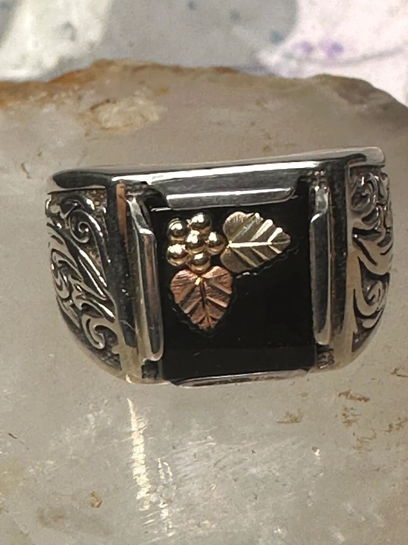 BLACK HILLS GOLD RING LEAVES BAND SIZE 11 STERLING SILVER WOMEN MEN: BLACK HILLS GOLD RING LEAVES BAND SIZE 11 STERLING SILVER WOMEN MEN Black Hills Gold ring leaves band size 11 sterling silver women men Size 11 Weight 16.7g Length. 5/8" Width 1/2" Band in back 7/32"
