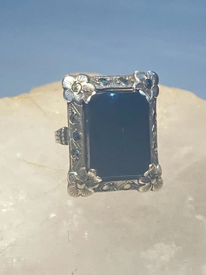 ONYX RING SIZE 4.25 ART DECO MARCASITES MOURNING PINKY STERLING SILVER WOMEN: ONYX RING SIZE 4.25 ART DECO MARCASITES MOURNING PINKY STERLING SILVER WOMEN Onyx ring Art Deco marcasites floral mourning pinky sterling silver women Size 4.25 Weight 6.1g Length 7/8" Width 3/4" Thin