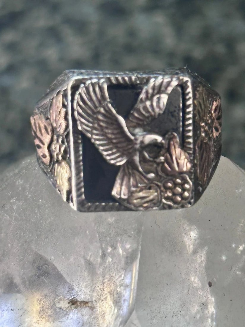 BLACK HILLS GOLD EAGLE RING ONYX SIZE 12.25 STERLING SILVER WOMEN MEN: BLACK HILLS GOLD EAGLE RING ONYX SIZE 12.25 STERLING SILVER WOMEN MEN Black Hills Gold Eagle ring Onyx size 12.25 Sterling silver women men Size 12.25 Weight. 11.4g Length. 3/4" Width 5/8" Thinnest pa