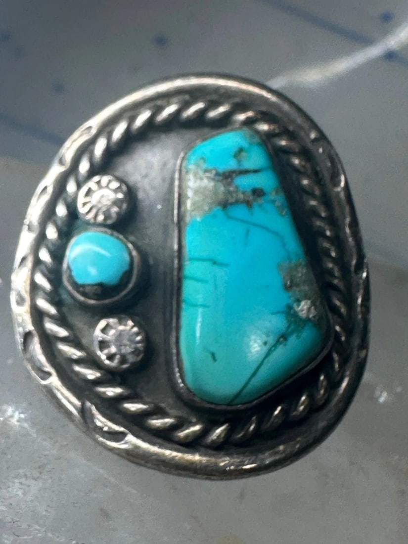 TURQUOISE RING NAVAJO SIZE 6.75 STERLING SILVER WOMEN: TURQUOISE RING NAVAJO SIZE 6.75 STERLING SILVER WOMEN Turquoise ring Navajo Size 6.75 Sterling Silver women Size 6.75 Weight 16g Length. 1. 1/8" Width 1 1/8" Back on the band 5/32"