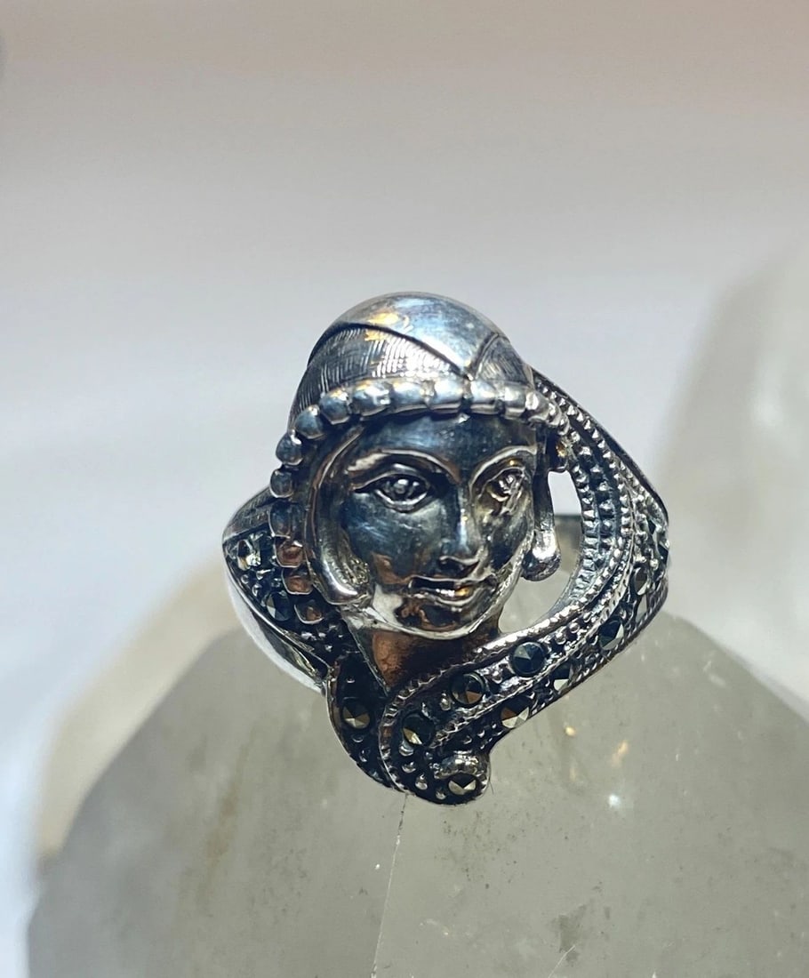 LADY FACE RING SIZE 7.25 ART DECO MARCASITES BAND STERLING SILVER WOMEN: LADY FACE RING SIZE 7.25 ART DECO MARCASITES BAND STERLING SILVER WOMEN Lady face ring art deco marcasites band sterling silver women Size 7.25 Weight 7.5g Widest part 7/8" Thinnest part of band 1/8"