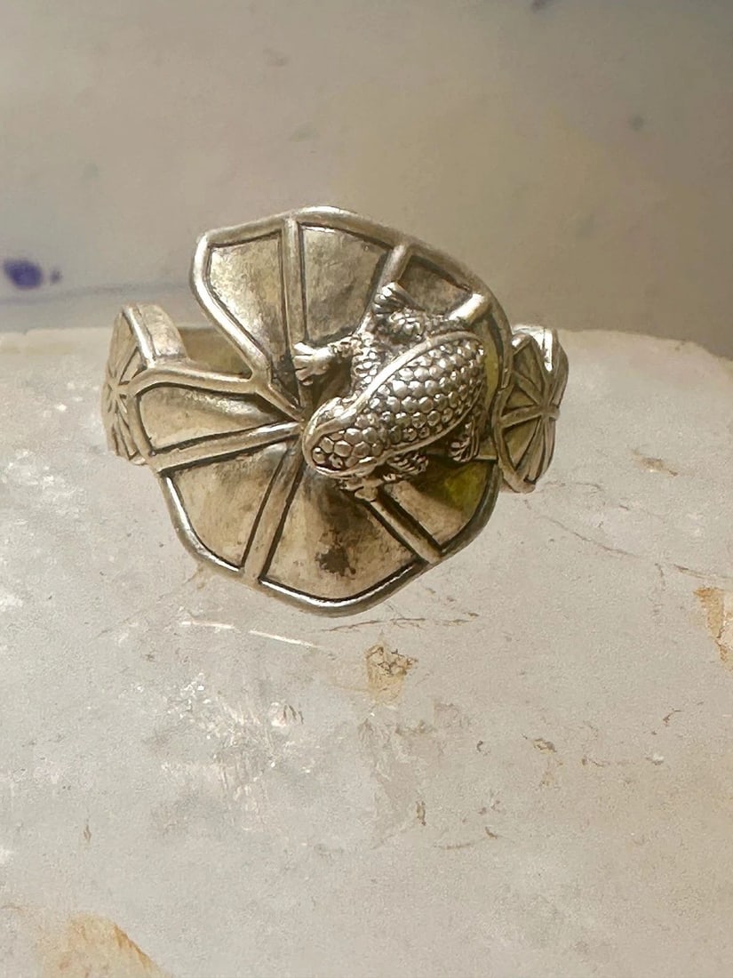 FROG RING ON LILY PAD BY KC STUDIO SIZE 9 TURQUOISE STERLING SILVER WOMEN: FROG RING ON LILY PAD BY KC STUDIO SIZE 9 TURQUOISE STERLING SILVER WOMEN Frog Ring on Lily Pad by KC Studio size 9 turquoise sterling silver women Size 9 Weight 8.8g Width 3/4" Band in Back 5/32"
