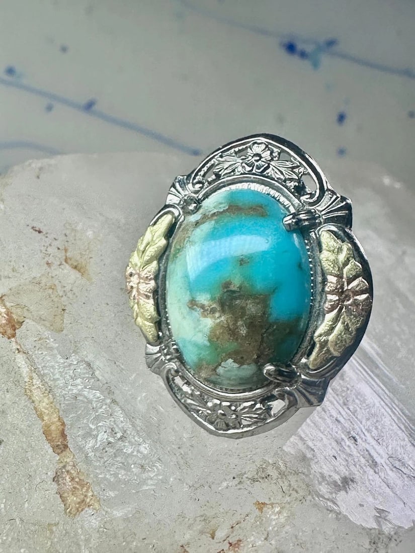 BLACK HILLS GOLD RING TURQUOISE LEAVES FLORAL BAND SIZE 5.75 STERLING SILVER WOM: BLACK HILLS GOLD RING TURQUOISE LEAVES FLORAL BAND SIZE 5.75 STERLING SILVER WOM Black Hills Gold ring turquoise leaves floral band size 5.75 sterling silver women Size 5.75 Weight 5.1g Length 1" Wide