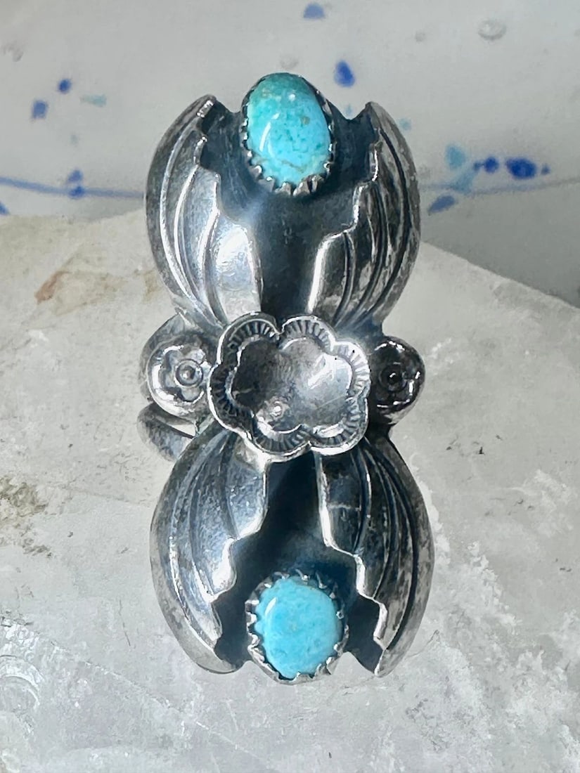 NAVAJO RING TURQUOISE LEAVES SIZE 5.5 STERLING SILVER WOMEN: NAVAJO RING TURQUOISE LEAVES SIZE 5.5 STERLING SILVER WOMEN Navajo ring turquoise leaves size 5.5 sterling silver women Size 5.50 Weight 10.3g Length 1. 1/2" Width 5/8" Band in Back 1/8"