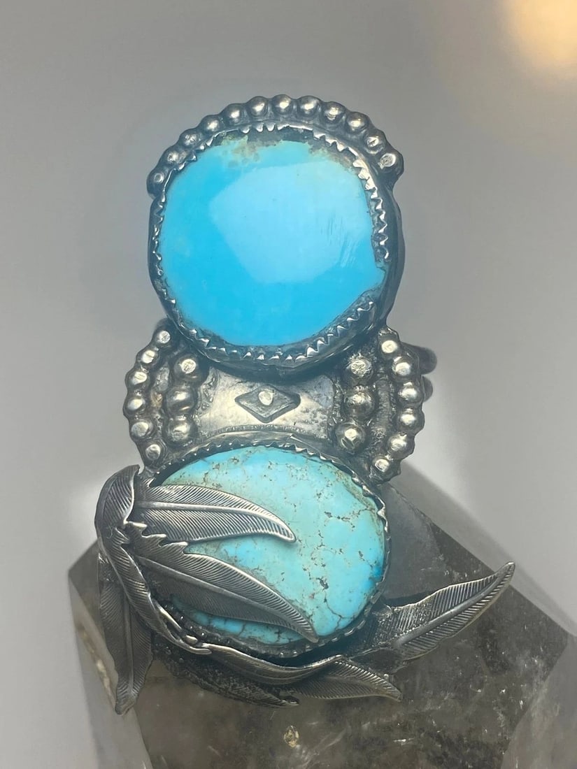 TURQUOISE RING SIZE 6.50 SOUTHWEST LONG STERLING SILVER WOMEN: TURQUOISE RING SIZE 6.50 SOUTHWEST LONG STERLING SILVER WOMEN Turquoise ring southwest long sterling silver women The feather does stick out and is pointy at the end Size 6.50 slightly adjustable Weig