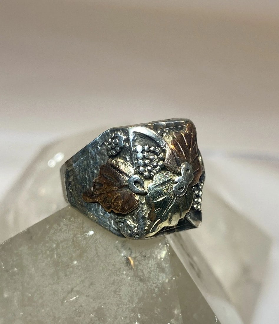 EAGLE RING BLACK HILLS GOLD BAND STERLING SILVER 10K WOMEN MEN: EAGLE RING BLACK HILLS GOLD BAND STERLING SILVER 10K WOMEN MEN Leaves ring Black Hills Gold band sterling silver 10K women men Detailed w 10K on the leaves over sterling silver Size 10.50 Between a si