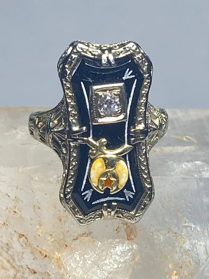 ART DECO RING STAR PINKY FILIGREE STERLING SILVER WOMEN: ART DECO RING STAR PINKY FILIGREE STERLING SILVER WOMEN Art Deco ring star pinky filigree sterling silver women Size 3.50 Weight 3g Length 3/4" Width 3/8" Thinnest part of the band in back 3/32"