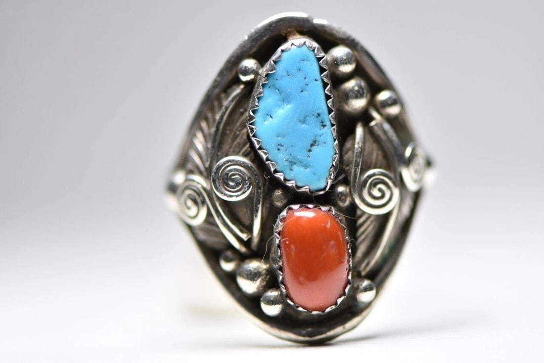 TURQUOISE RING CORAL BAND STERLING SILVER WOMEN MEN SIZE 10.75: TURQUOISE RING CORAL BAND STERLING SILVER WOMEN MEN SIZE 10.75 Turquoise ring Coral band sterling silver women men Turquoise and coral chips Size 10.75 Weight 12.5g Widest part of band 1 1/4" Thinnest