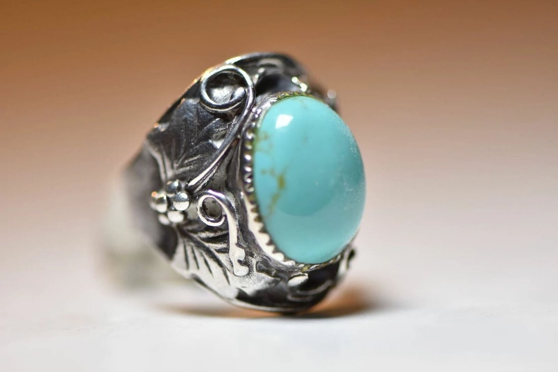 TURQUOISE RING NAVAJO LEAVES FEATHERS SOUTHWEST WOMEN STERLING SILVER: TURQUOISE RING NAVAJO LEAVES FEATHERS SOUTHWEST WOMEN STERLING SILVER Turquoise ring Navajo southwest women sterling silver Size 6.25 Between a size 6.25 and a size 6.50 Weight 11.8g Length of the rin