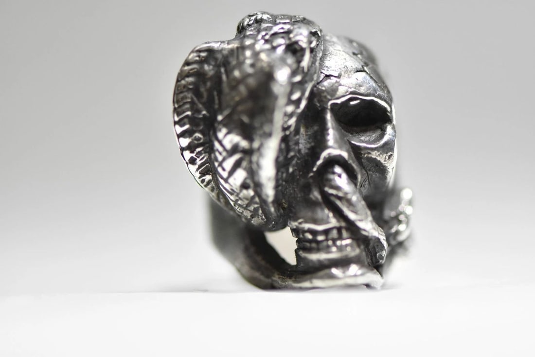 SKULL RING COBRA SNAKE BIKER BAND STERLING SILVER MEN WOMEN SIZE 8.25: SKULL RING COBRA SNAKE BIKER BAND STERLING SILVER MEN WOMEN SIZE 8.25 Skull ring cobra snake biker band sterling silver men women Size 8.25 Between a Size 8.25 and a Size 8.50 weight 27.4g Widest part