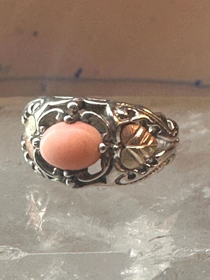 BLACK HILLS GOLD RING CORAL BAND LEAVES SIZE 6 STERLING SILVER WOMEN: BLACK HILLS GOLD RING CORAL BAND LEAVES SIZE 6 STERLING SILVER WOMEN Black Hills Gold ring coral band leaves size 6 sterling silver women Size 6 Weight 5.7g Width 7/16" Thinnest part of band 5/32"