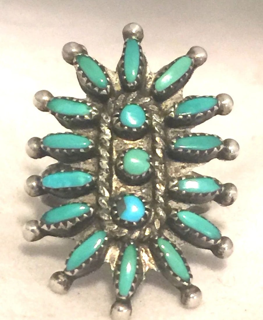 ZUNI RING SIZE 5 VINTAGE STERLING SILVER TURQUOISE PETITE POINT: ZUNI RING SIZE 5 VINTAGE STERLING SILVER TURQUOISE PETITE POINT Zuni Ring size 5 Vintage Sterling Silver Turquoise Petite Point Petite Point Size 5 Weight 4.4g Length 1 3/16" Width 7/8"Free First Clas
