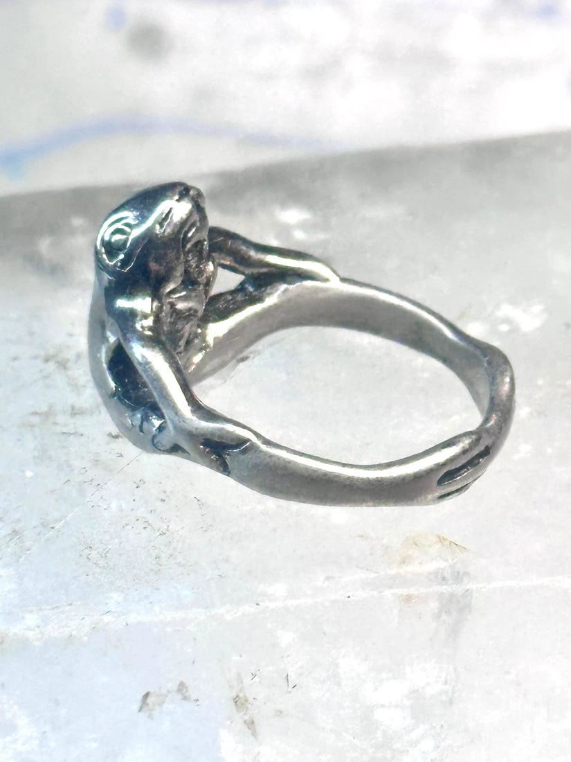 FROG PRINCE RING SIZE 6.75 VINTAGE STERLING SILVER WOMEN: FROG PRINCE RING SIZE 6.75 VINTAGE STERLING SILVER WOMEN Frog Prince ring Size 6.75 Vintage sterling silver women Not signed Size 6.75 Between a size 6.75 and a size 7 Weight 6g Length 5/8" Width. 3/8