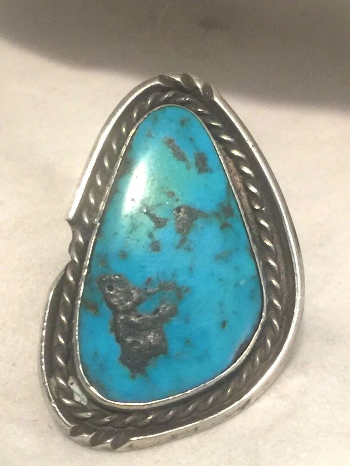 VINTAGE STERLING SILVER SOUTHWEST TRIBAL RING TURQUOISE SIZE 7 15.3G: VINTAGE STERLING SILVER SOUTHWEST TRIBAL RING TURQUOISE SIZE 7 15.3G Vintage Sterling Silver Southwest Tribal Turquoise Ring Size 7 Weight 15.3g Length 1 3/4" Width 1 3/32" Free First Class shipping a