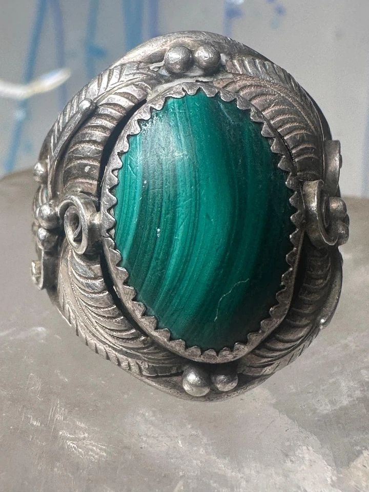MALACHITE RING NAVAJO SIZE 12 STERLING SILVER WOMEN MEN SIGNED W BUFFALO LOGO: MALACHITE RING NAVAJO SIZE 12 STERLING SILVER WOMEN MEN SIGNED W BUFFALO LOGO Malachite ring Navajo size 12 sterling silver women men signed w buffalo logo Size 12 Weight 12.9g Length. 1" Width 5/8" T