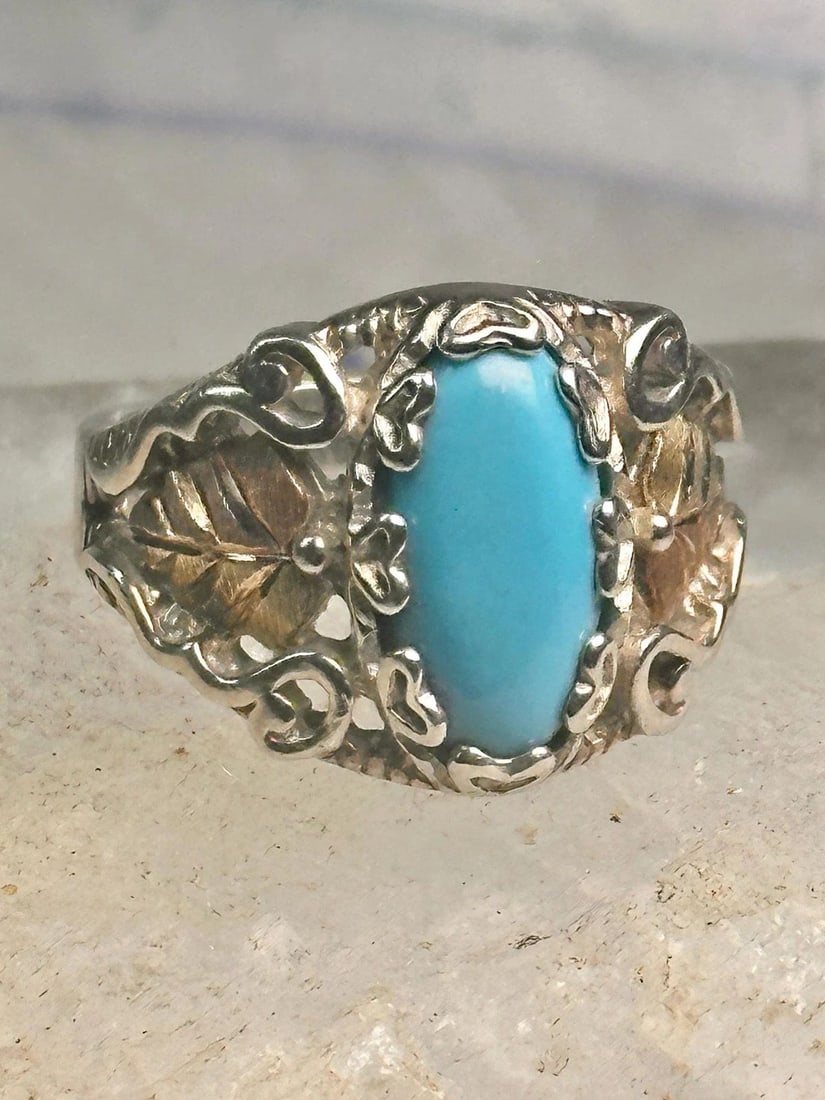 BLACK HILLS GOLD RING TURQUOISE FLORAL LEAVES SIZE 7 STERLING SILVER WOMEN: BLACK HILLS GOLD RING TURQUOISE FLORAL LEAVES SIZE 7 STERLING SILVER WOMEN Black Hills Gold Ring turquoise floral leaves size 7 sterling silver women Size 7 Weight. 6.5g Width. 3/8" Band in back 3/16