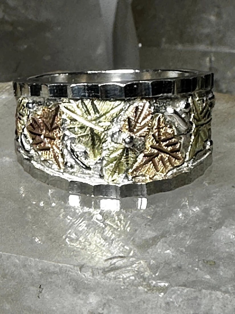 LEAF RING FLORAL WEDDING BAND SIZE 10.75 STERLING SILVER WOMEN MEN: LEAF RING FLORAL WEDDING BAND SIZE 10.75 STERLING SILVER WOMEN MEN Leaf ring floral wedding band size 10.75 sterling silver women men Size 10.75 Weight. 12.6g Widest part of band 1/2" Thinnest part of