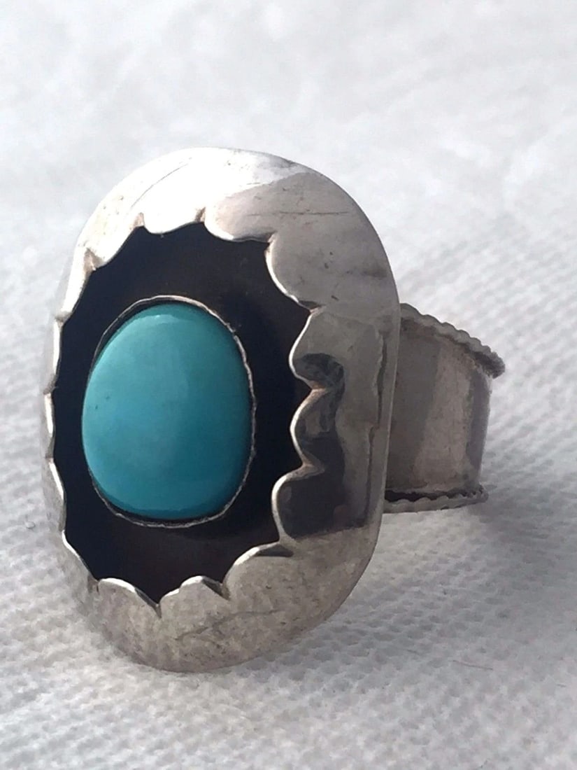 VINTAGE STERLING SILVER SOUTHWEST LARGE TURQUOISE SHADOW BOX RING SIZE 11 8.8G: VINTAGE STERLING SILVER SOUTHWEST LARGE TURQUOISE SHADOW BOX RING SIZE 11 8.8G Vintage Sterling Silver Shadow Box Turquoise Ring Size 11 Weight 10.8g Length 1 3/16" Width 1" Free First Class shipping 